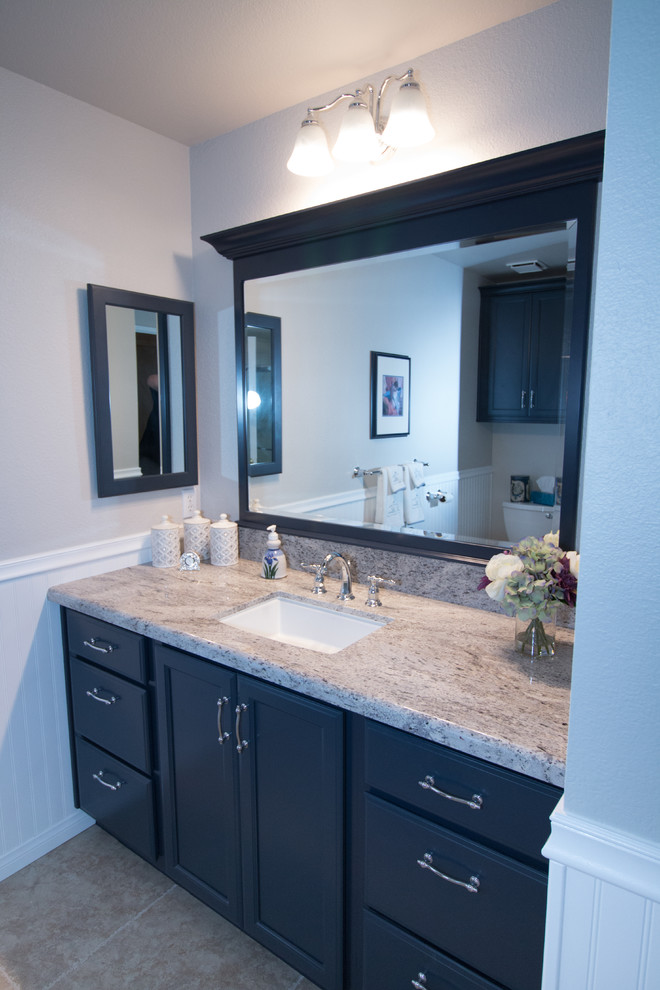 Immagine di una stanza da bagno per bambini classica di medie dimensioni con lavabo sottopiano, ante lisce, ante blu, top in granito, piastrelle beige e pareti grigie