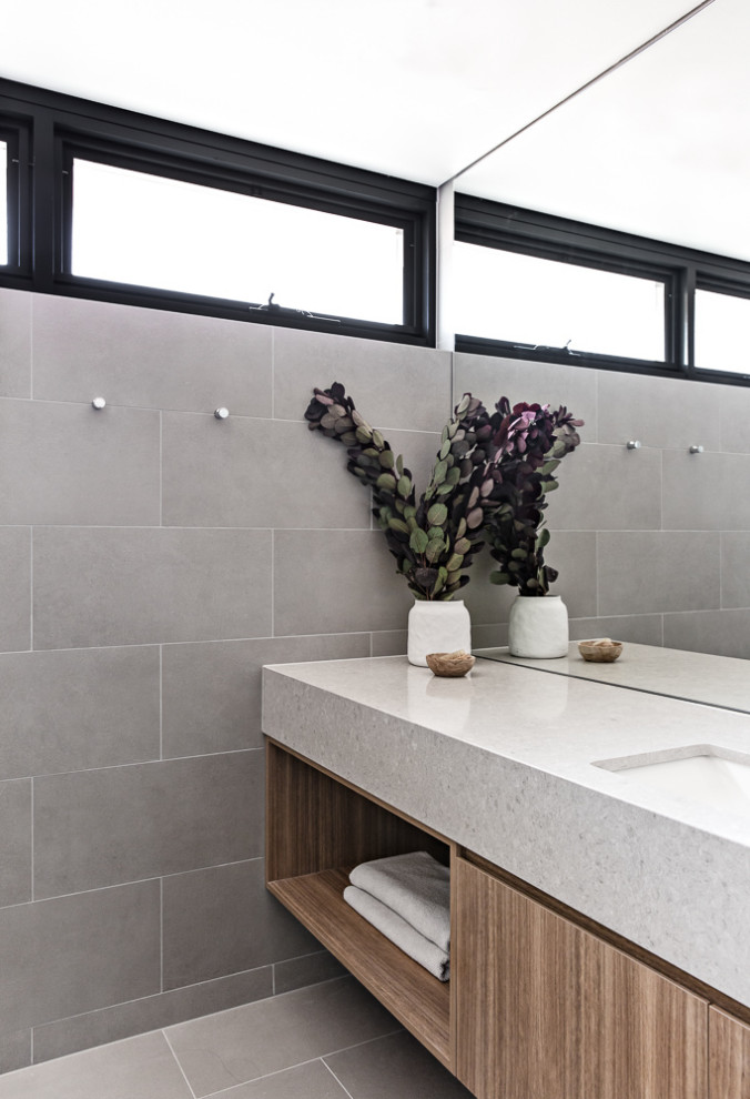 Inspiration för små moderna grått en-suite badrum, med bruna skåp, våtrum, en toalettstol med hel cisternkåpa, grå kakel, porslinskakel, grå väggar, klinkergolv i porslin, ett undermonterad handfat, bänkskiva i kvarts, grått golv och med dusch som är öppen