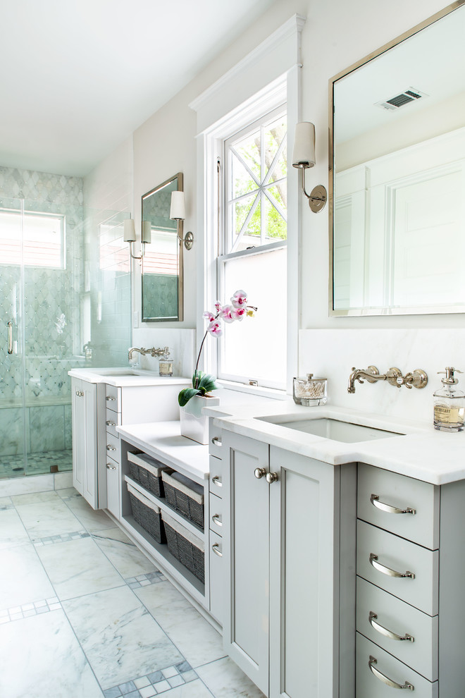 Diseño de cuarto de baño clásico renovado con armarios con paneles empotrados, puertas de armario grises, ducha empotrada, paredes beige, lavabo bajoencimera, suelo blanco y encimeras blancas