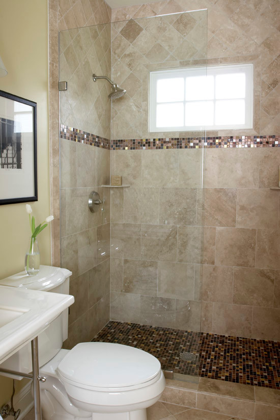 Cette image montre une grande salle de bain bohème avec une douche double, WC séparés, du carrelage en travertin, un mur vert, un sol en travertin, un plan vasque, aucune cabine et un sol beige.