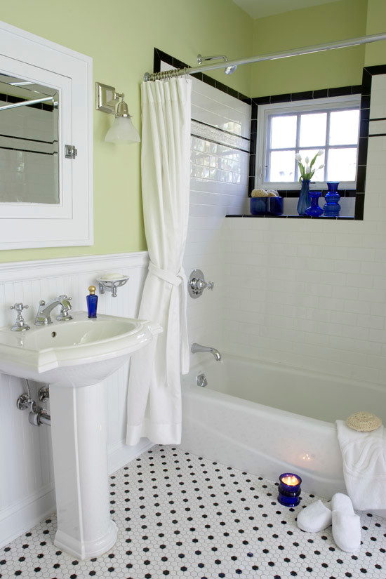 アトランタにある高級な広いエクレクティックスタイルのおしゃれな浴室 (シャワー付き浴槽	、分離型トイレ、モノトーンのタイル、サブウェイタイル、緑の壁、モザイクタイル、ペデスタルシンク、マルチカラーの床、オープンシャワー) の写真