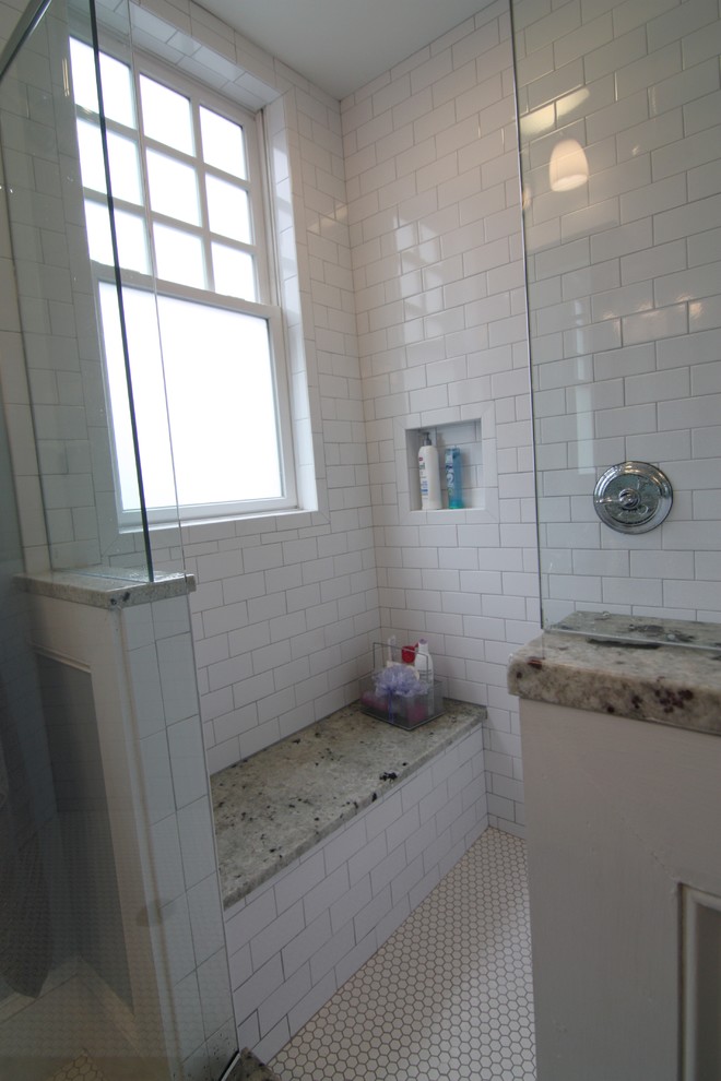 Foto på ett mellanstort amerikanskt en-suite badrum, med ett undermonterad handfat, skåp i shakerstil, skåp i mörkt trä, granitbänkskiva, en hörndusch, en toalettstol med separat cisternkåpa, vit kakel, keramikplattor, blå väggar och mosaikgolv