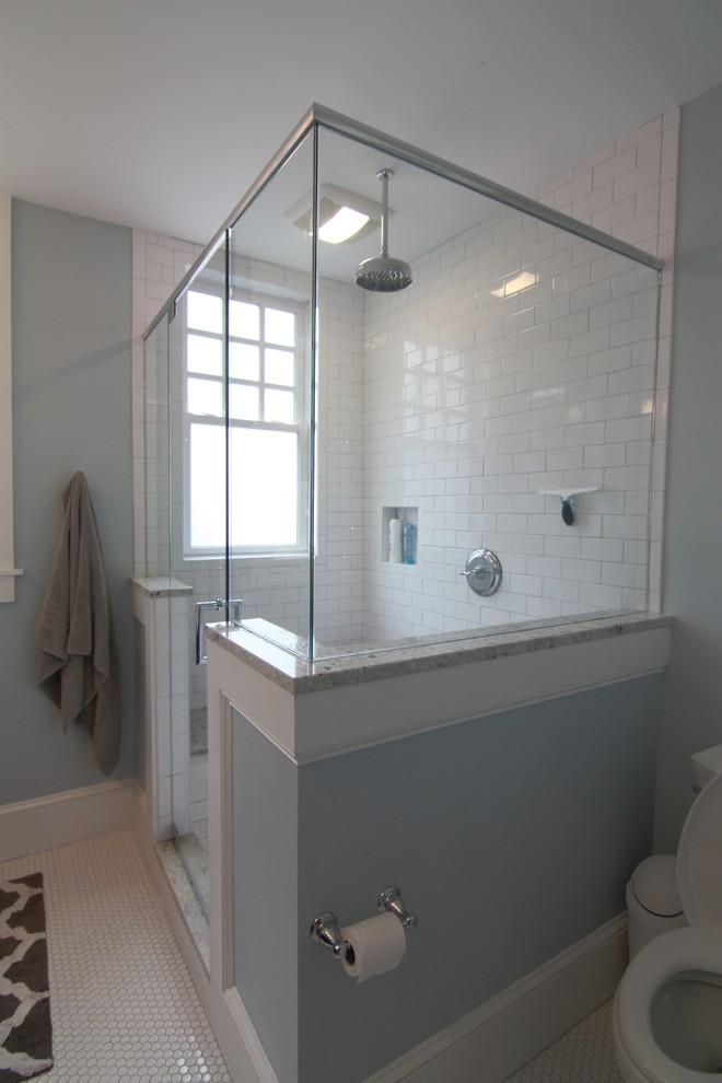 Esempio di una stanza da bagno padronale stile americano di medie dimensioni con lavabo sottopiano, ante in stile shaker, ante in legno bruno, top in granito, doccia ad angolo, WC a due pezzi, piastrelle bianche, piastrelle in ceramica, pareti blu e pavimento con piastrelle a mosaico