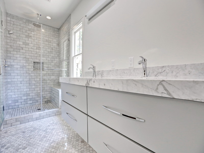 Идея дизайна: ванная комната среднего размера в современном стиле с плоскими фасадами, серыми фасадами, душем в нише, белыми стенами, полом из мозаичной плитки, душевой кабиной, врезной раковиной и мраморной столешницей