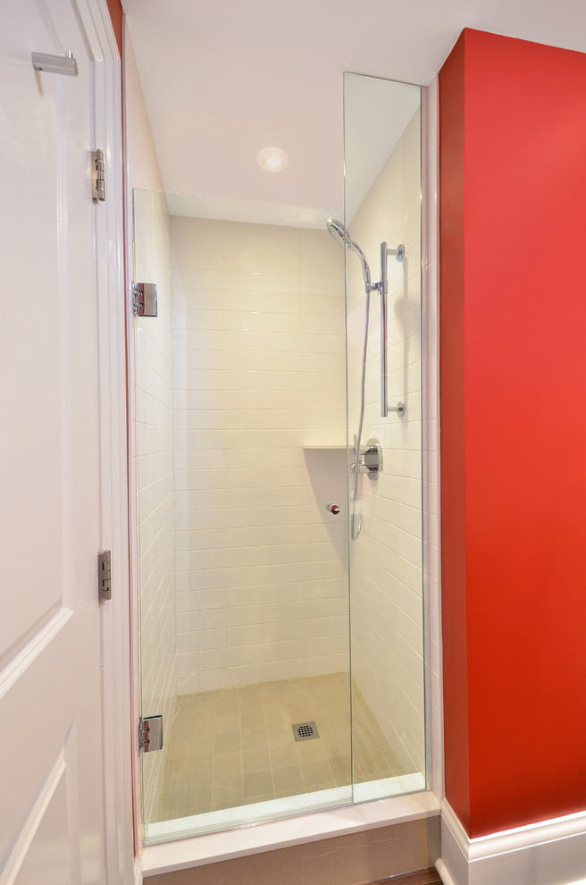 Aménagement d'une douche en alcôve éclectique en bois brun de taille moyenne avec un lavabo encastré, un placard en trompe-l'oeil, un plan de toilette en quartz modifié, un mur rouge et parquet foncé.