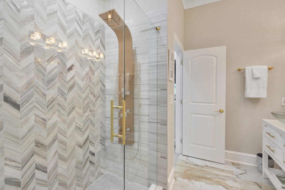 Foto på ett mellanstort en-suite badrum, med släta luckor, skåp i slitet trä, en dubbeldusch, en bidé, beige kakel, marmorkakel, klinkergolv i porslin, bänkskiva i kalksten och dusch med gångjärnsdörr