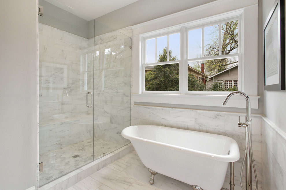 Cette image montre une douche en alcôve principale traditionnelle de taille moyenne avec un carrelage blanc, un mur gris, une baignoire sur pieds et un sol en marbre.