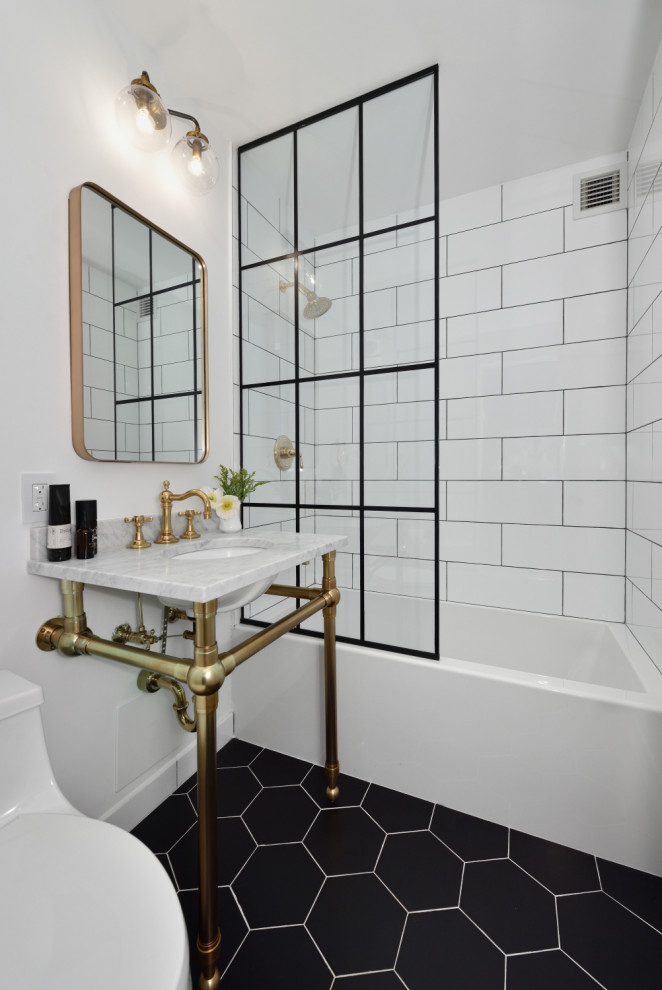 Idéer för ett litet klassiskt vit badrum med dusch, med öppna hyllor, vita skåp, ett badkar i en alkov, en dusch/badkar-kombination, en toalettstol med hel cisternkåpa, vit kakel, keramikplattor, vita väggar, klinkergolv i keramik, ett undermonterad handfat, marmorbänkskiva, svart golv och med dusch som är öppen