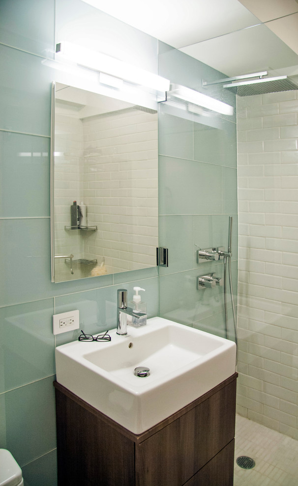 Idee per una stanza da bagno minimalista con ante lisce, ante marroni, doccia aperta, WC monopezzo, piastrelle blu e lastra di vetro