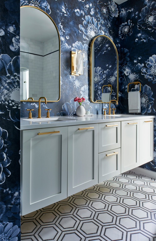 Свежая идея для дизайна: ванная комната в стиле неоклассика (современная классика) с фасадами в стиле шейкер, серыми фасадами, синими стенами, врезной раковиной, белым полом и серой столешницей - отличное фото интерьера