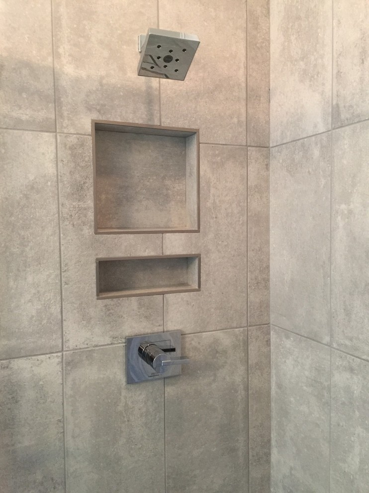 Modelo de cuarto de baño tradicional renovado con armarios estilo shaker, puertas de armario blancas, ducha empotrada, suelo con mosaicos de baldosas y lavabo bajoencimera