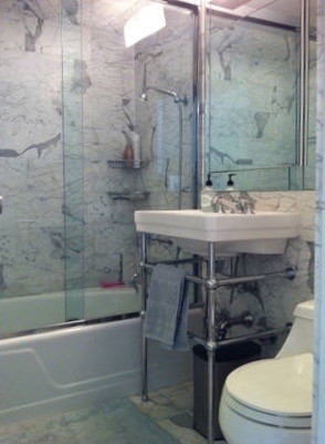 Esempio di una piccola stanza da bagno tradizionale con vasca ad alcova, vasca/doccia, piastrelle multicolore e piastrelle in pietra