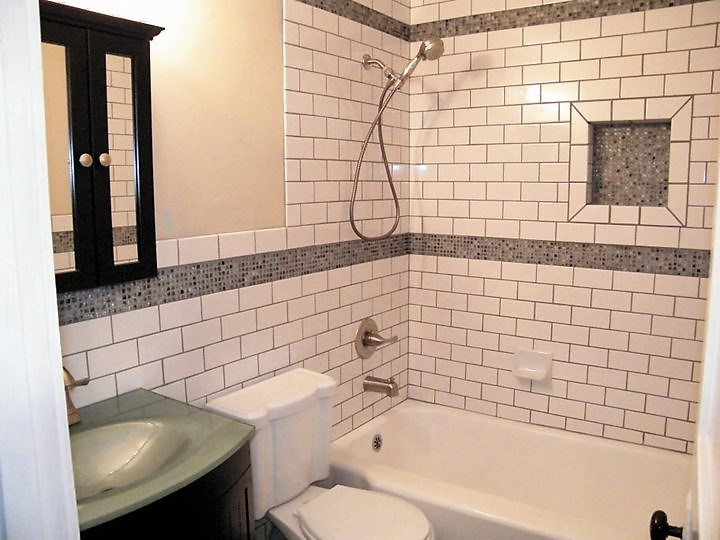 Свежая идея для дизайна: маленькая ванная комната в стиле модернизм с фасадами островного типа, темными деревянными фасадами, ванной в нише, душем над ванной, раздельным унитазом, белой плиткой, плиткой кабанчик, бежевыми стенами, монолитной раковиной, стеклянной столешницей, шторкой для ванной, нишей, тумбой под одну раковину и напольной тумбой для на участке и в саду - отличное фото интерьера