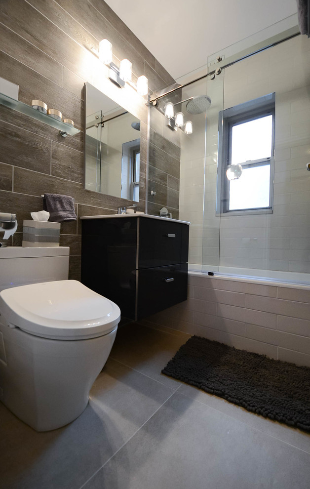 Источник вдохновения для домашнего уюта: маленькая главная ванная комната в стиле модернизм с накладной ванной, открытым душем, унитазом-моноблоком, коричневой плиткой, коричневыми стенами, полом из керамической плитки, столешницей из искусственного кварца, серым полом, душем с раздвижными дверями, белой столешницей, плоскими фасадами и темными деревянными фасадами для на участке и в саду