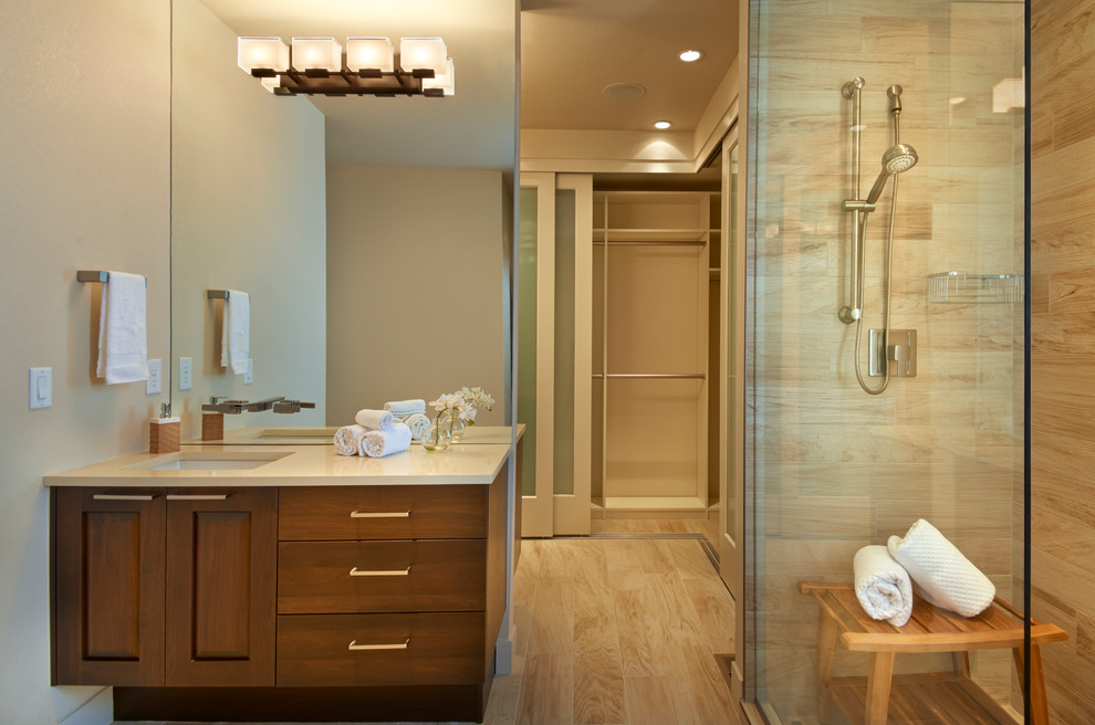 Cette image montre une salle de bain design avec un lavabo encastré.