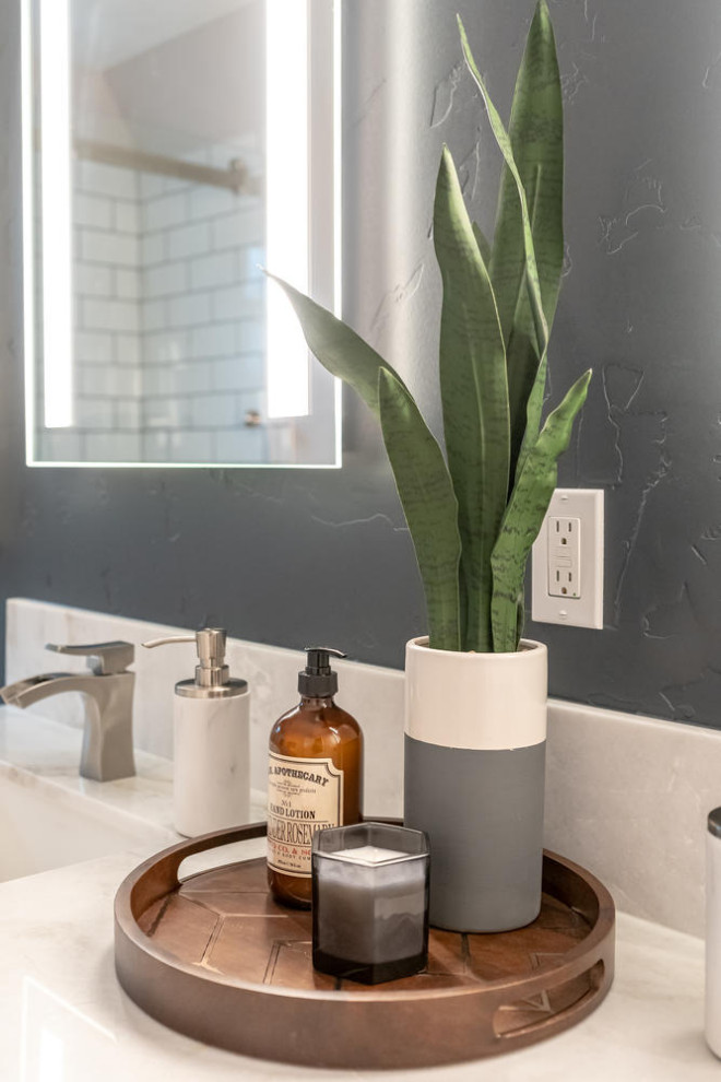 Exempel på ett litet klassiskt vit vitt badrum, med möbel-liknande, grå skåp, ett badkar i en alkov, en dusch/badkar-kombination, vit kakel, keramikplattor, grå väggar, mörkt trägolv, ett undermonterad handfat, marmorbänkskiva, brunt golv och dusch med skjutdörr