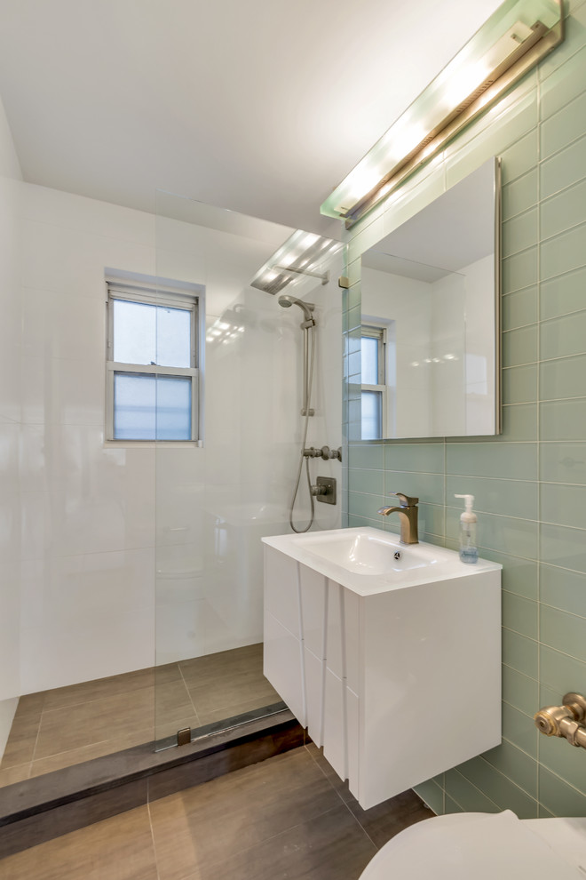 Идея дизайна: маленькая главная ванная комната в стиле модернизм с плоскими фасадами, коричневыми фасадами, накладной ванной, душем над ванной, унитазом-моноблоком, зеленой плиткой, стеклянной плиткой, серыми стенами, полом из керамической плитки, накладной раковиной, столешницей из кварцита, черным полом и открытым душем для на участке и в саду