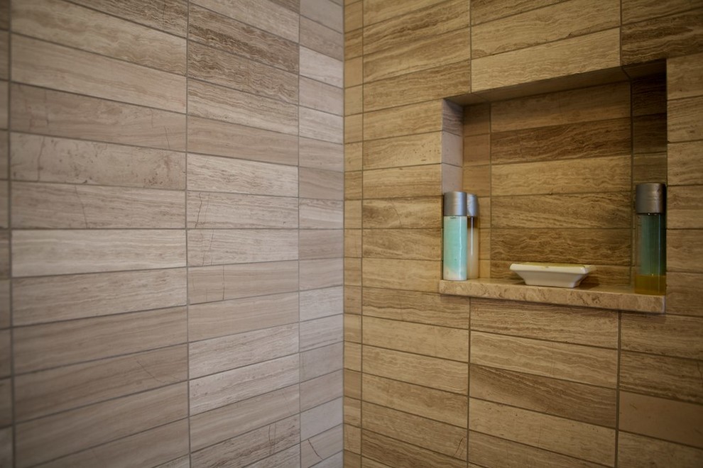 Esempio di una stanza da bagno padronale moderna di medie dimensioni con lavabo sottopiano, vasca idromassaggio, vasca/doccia, WC a due pezzi e piastrelle marroni