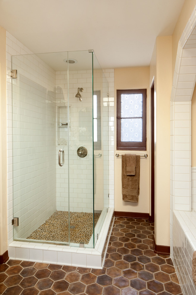 Foto på ett mellanstort medelhavsstil en-suite badrum, med skåp i shakerstil, skåp i mörkt trä, ett badkar i en alkov, en hörndusch, brun kakel, beige väggar, klinkergolv i terrakotta och ett undermonterad handfat