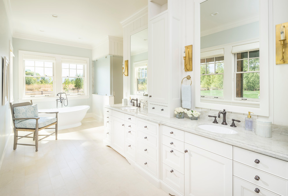 Imagen de cuarto de baño de estilo de casa de campo con armarios con paneles empotrados, puertas de armario blancas, bañera exenta, paredes verdes y lavabo bajoencimera