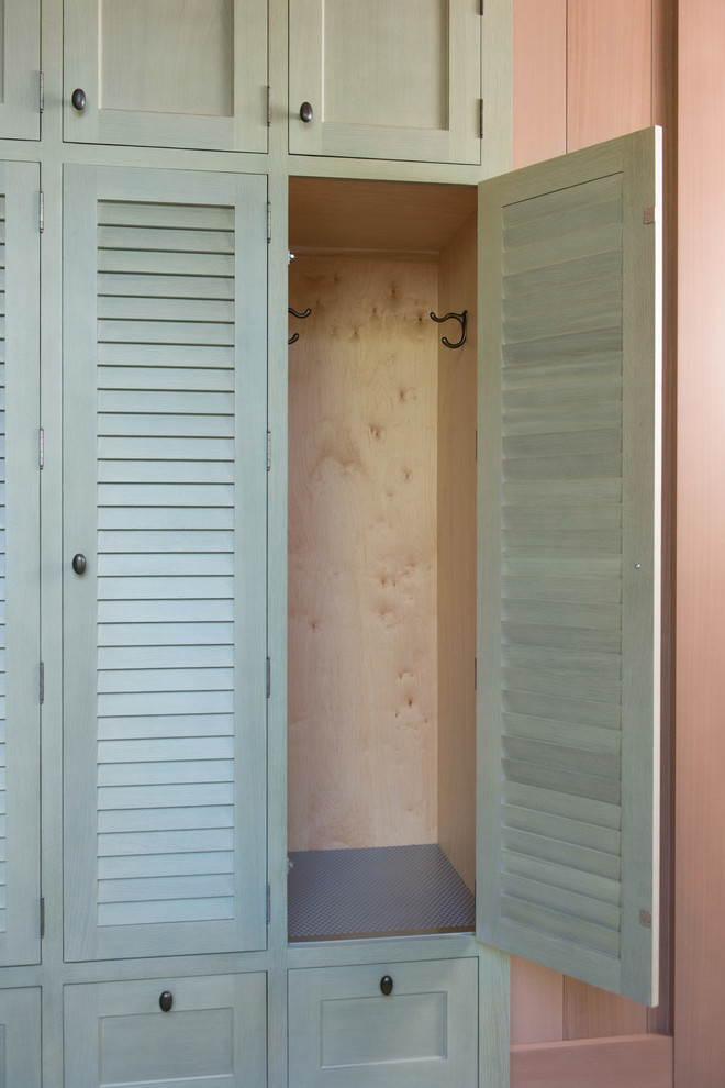 Inspiration pour une très grande salle de bain craftsman avec un placard à porte affleurante et des portes de placard grises.