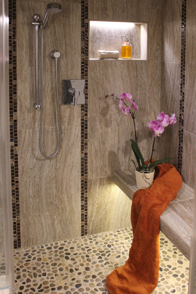 Ejemplo de cuarto de baño principal contemporáneo con baldosas y/o azulejos marrones