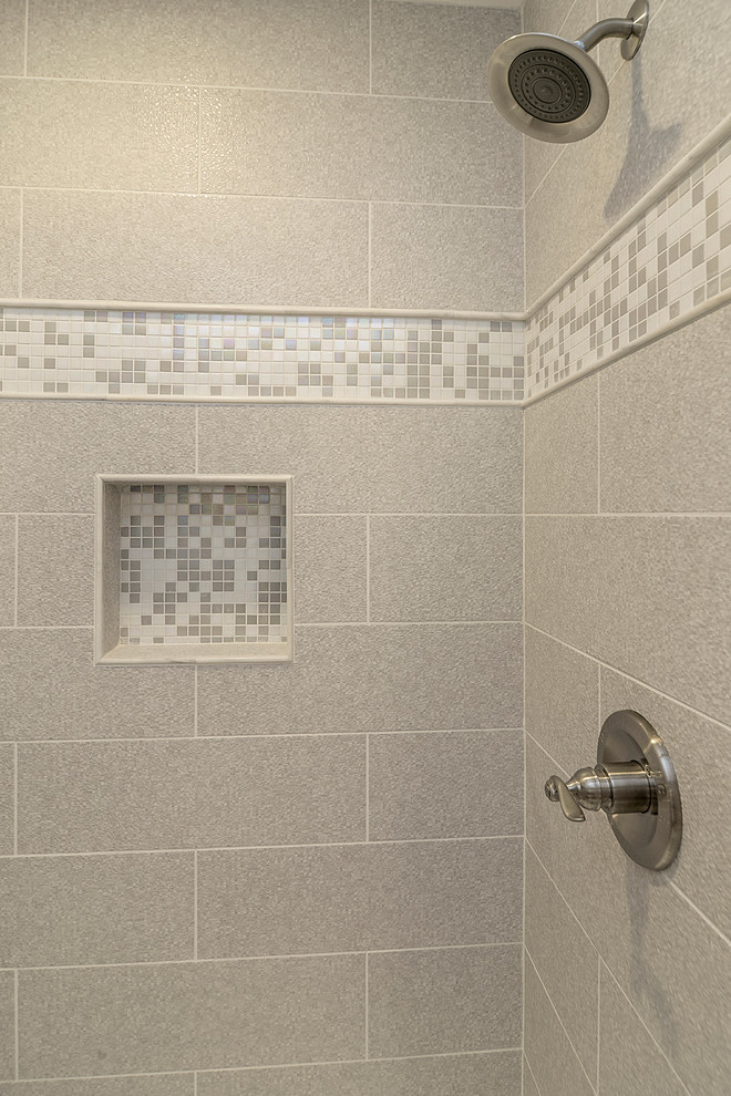 Foto di una stanza da bagno con doccia tradizionale di medie dimensioni con lavabo a colonna, doccia alcova, WC a due pezzi, piastrelle grigie, piastrelle in ceramica, pareti grigie e pavimento con piastrelle in ceramica