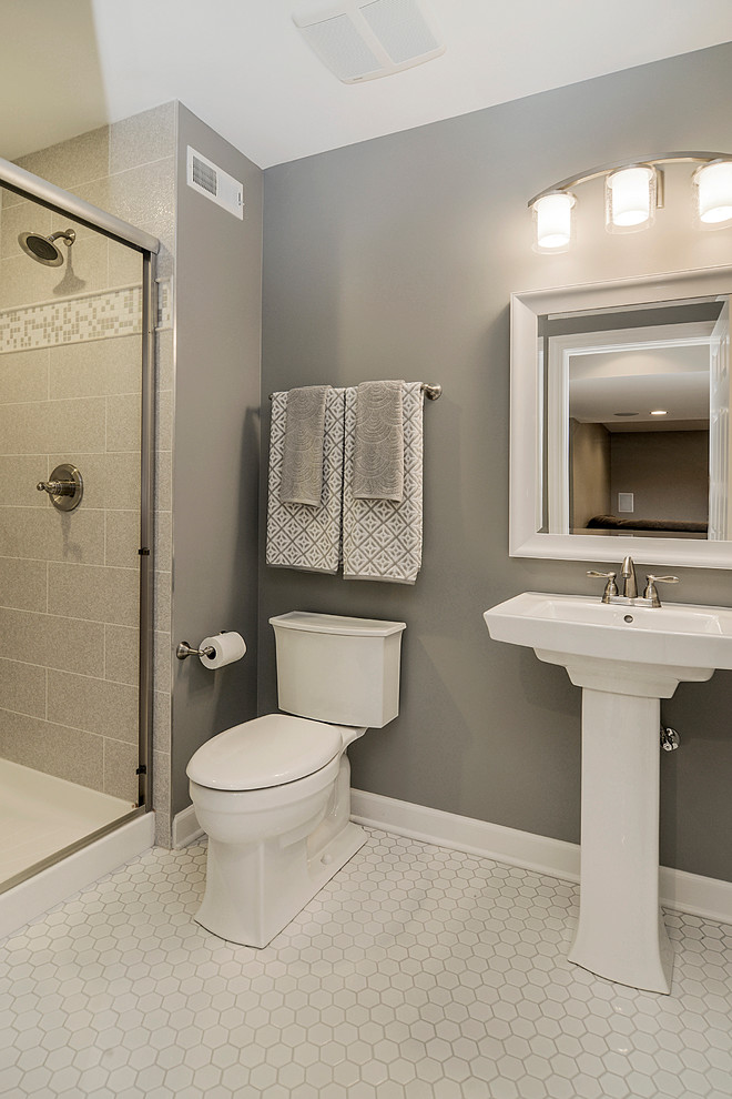 Foto di una stanza da bagno con doccia chic di medie dimensioni con lavabo a colonna, doccia alcova, WC a due pezzi, piastrelle grigie, piastrelle in ceramica, pareti grigie e pavimento con piastrelle in ceramica