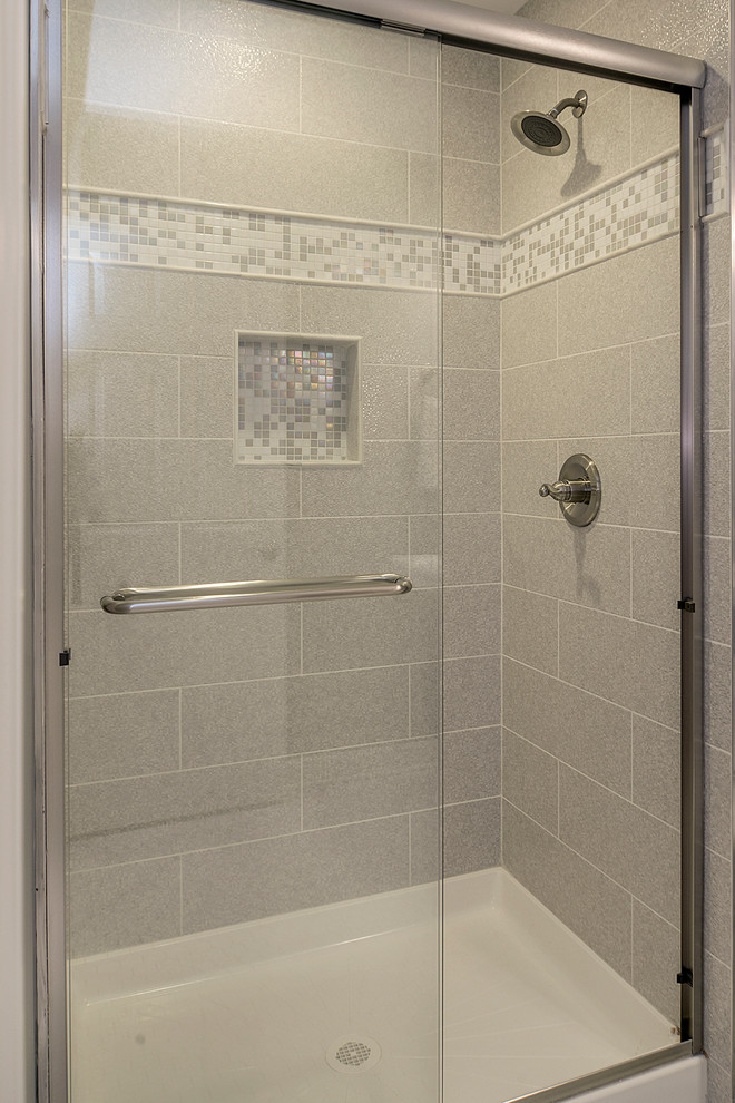 Immagine di una stanza da bagno con doccia classica di medie dimensioni con lavabo a colonna, doccia alcova, WC a due pezzi, piastrelle grigie, piastrelle in ceramica, pareti grigie e pavimento con piastrelle in ceramica