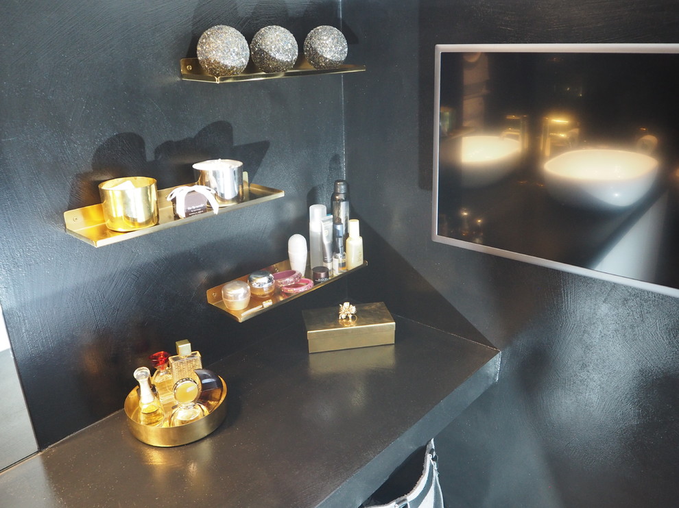Immagine di una stanza da bagno padronale bohémian di medie dimensioni con pareti nere e pavimento nero