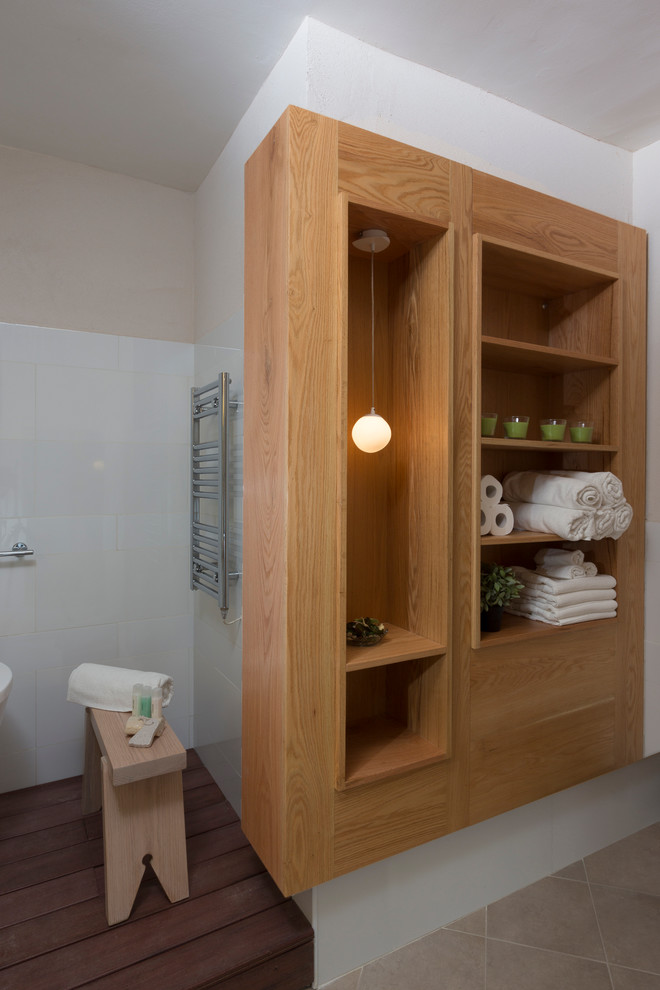 Kleines Modernes Badezimmer En Suite mit Aufsatzwaschbecken, Glasfronten, hellbraunen Holzschränken, Waschtisch aus Holz, freistehender Badewanne und braunen Fliesen in Tel Aviv