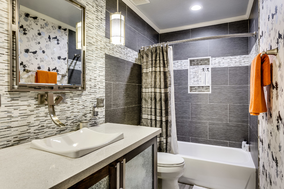 Пример оригинального дизайна: маленькая детская ванная комната в стиле неоклассика (современная классика) с консольной раковиной, стеклянными фасадами, темными деревянными фасадами, столешницей из искусственного кварца, отдельно стоящей ванной, душем над ванной, унитазом-моноблоком, серой плиткой, керамической плиткой, серыми стенами и полом из керамогранита для на участке и в саду
