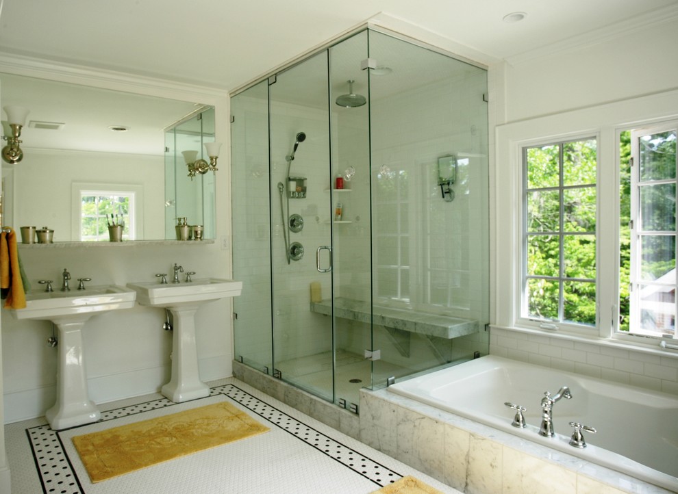 Modelo de cuarto de baño tradicional con lavabo con pedestal, bañera encastrada, ducha esquinera, baldosas y/o azulejos blancos y baldosas y/o azulejos de cemento