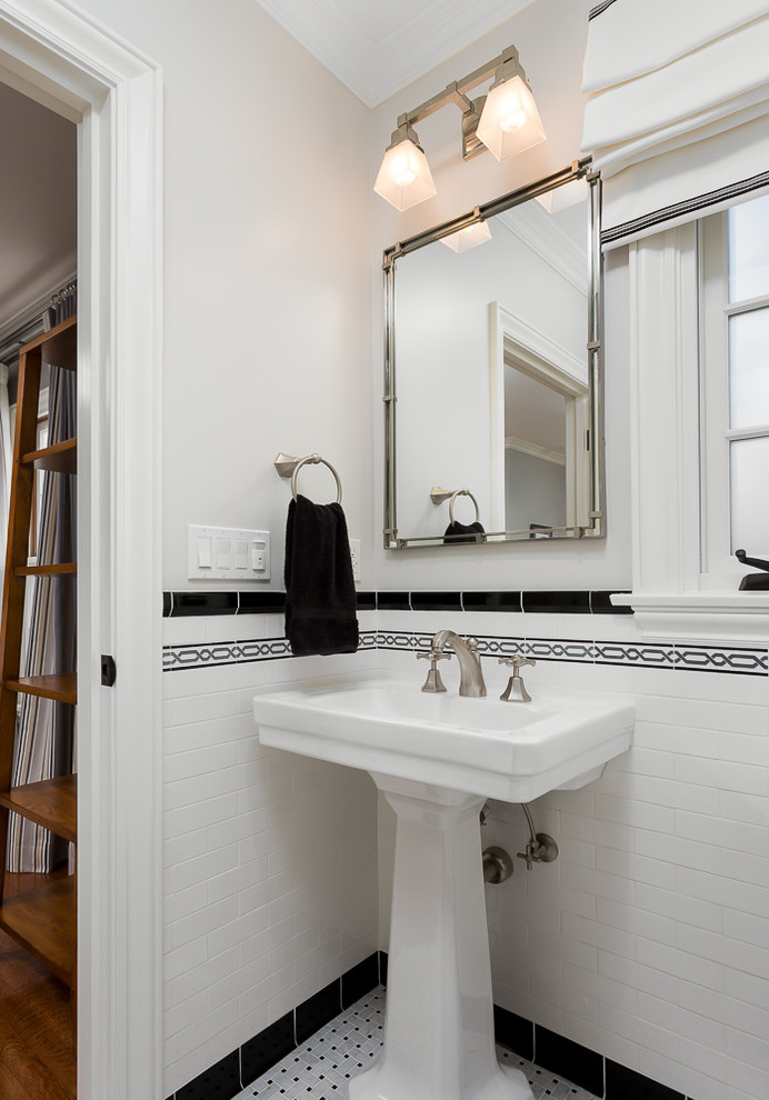Ejemplo de cuarto de baño tradicional con sanitario de una pieza, baldosas y/o azulejos blancas y negros, baldosas y/o azulejos de cemento, paredes blancas, aseo y ducha y lavabo con pedestal