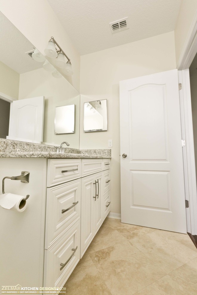 Inspiration pour une petite salle de bain minimaliste en bois foncé avec un placard à porte shaker, un plan de toilette en quartz modifié, une douche ouverte, un carrelage beige, un carrelage de pierre et un sol en carrelage de porcelaine.