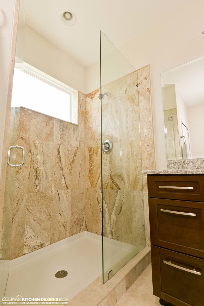 Exempel på ett litet modernt badrum, med skåp i shakerstil, skåp i mörkt trä, bänkskiva i kvarts, en öppen dusch, beige kakel, stenkakel och klinkergolv i porslin