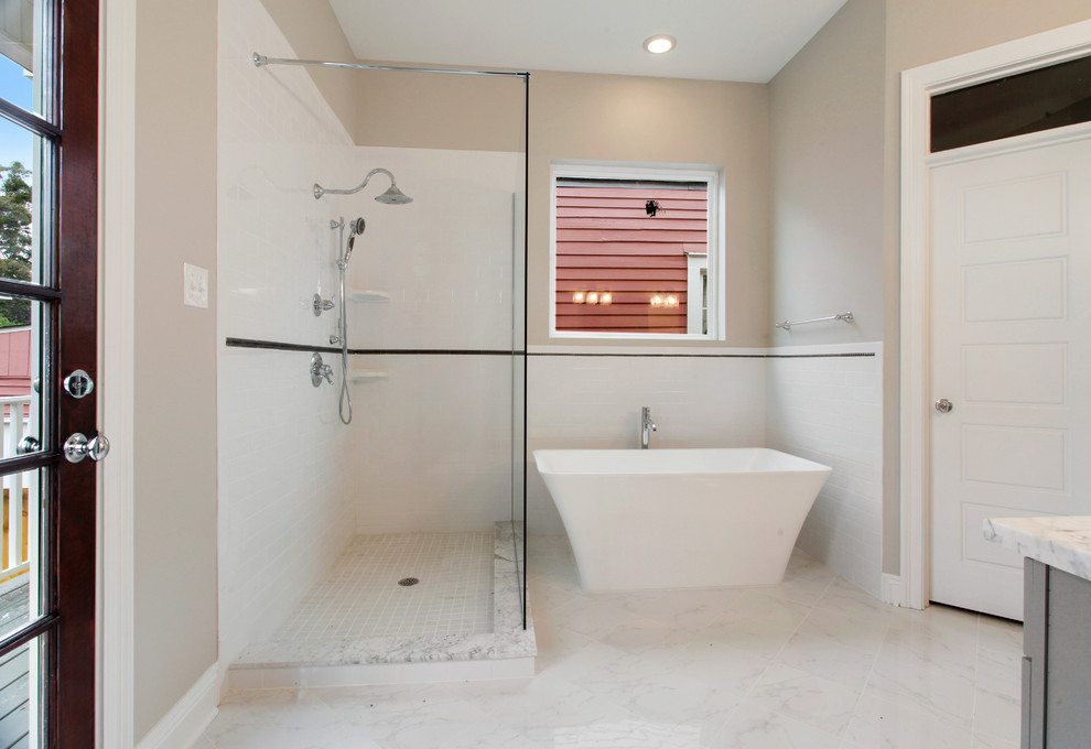 Idéer för ett klassiskt en-suite badrum, med skåp i shakerstil, vita skåp, vit kakel, porslinskakel och marmorbänkskiva