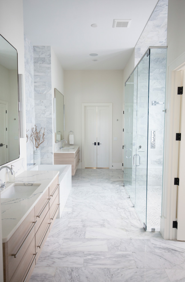 Exemple d'une grande salle de bain principale bord de mer en bois clair avec un placard à porte plane, un carrelage blanc, des dalles de pierre, un mur blanc, un sol en marbre, un lavabo posé, un plan de toilette en quartz, un sol blanc, un plan de toilette blanc, meuble double vasque et meuble-lavabo suspendu.