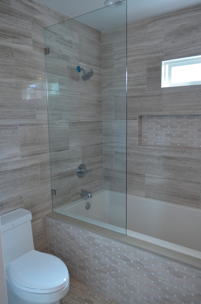 Пример оригинального дизайна: главная ванная комната среднего размера в классическом стиле с плоскими фасадами, темными деревянными фасадами, отдельно стоящей ванной, душем в нише, унитазом-моноблоком, коричневой плиткой, керамической плиткой, серыми стенами, полом из керамической плитки, врезной раковиной, столешницей из дерева, коричневым полом, душем с распашными дверями и черной столешницей