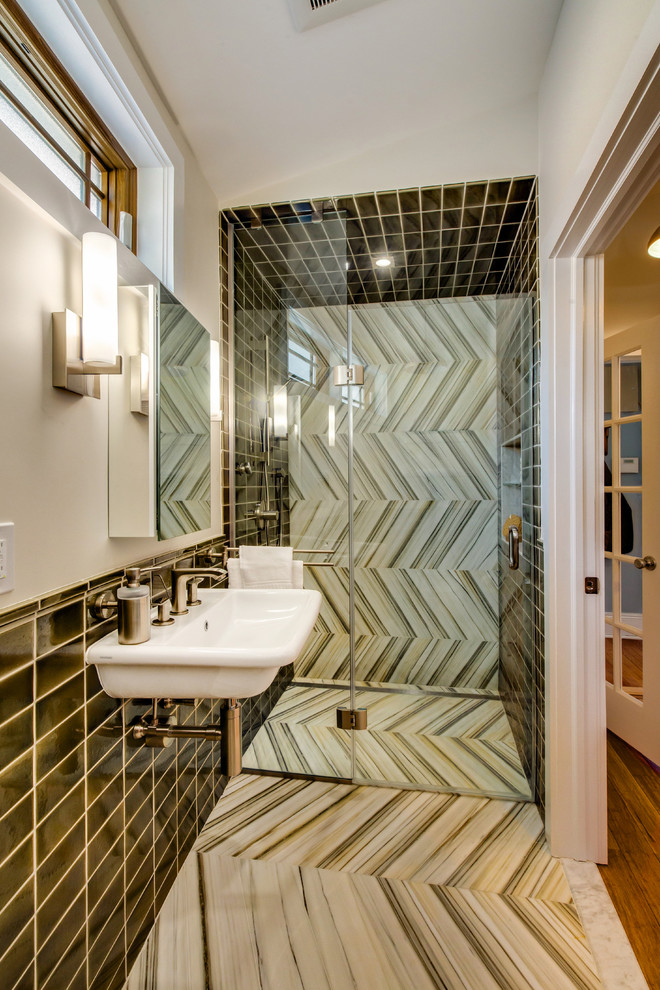Foto på ett litet funkis badrum med dusch, med ett väggmonterat handfat, en kantlös dusch, flerfärgad kakel, porslinskakel, vita väggar, marmorgolv, flerfärgat golv och dusch med gångjärnsdörr