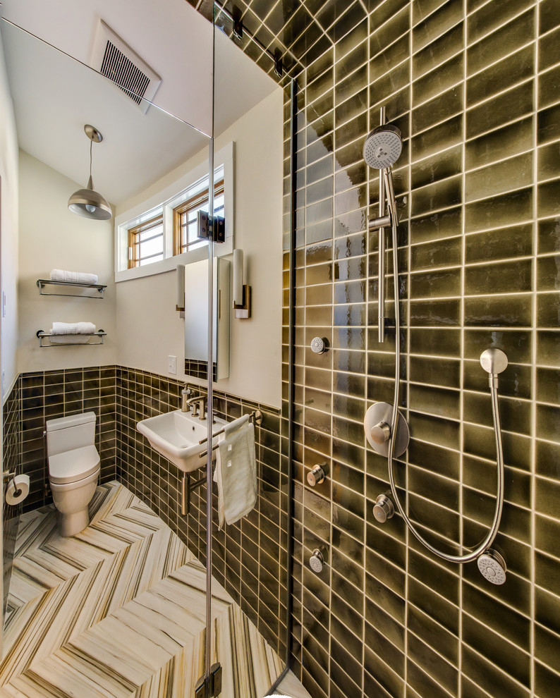 Cette image montre une petite salle d'eau design avec un lavabo suspendu, une douche à l'italienne, WC à poser, un mur blanc, un sol en marbre, un carrelage multicolore, des carreaux de porcelaine, un sol multicolore et une cabine de douche à porte battante.