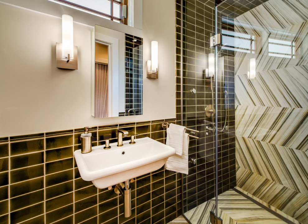 Kleines Modernes Duschbad mit Wandwaschbecken, bodengleicher Dusche, Toilette mit Aufsatzspülkasten, weißer Wandfarbe, Marmorboden, farbigen Fliesen, Porzellanfliesen, buntem Boden und Falttür-Duschabtrennung in New York