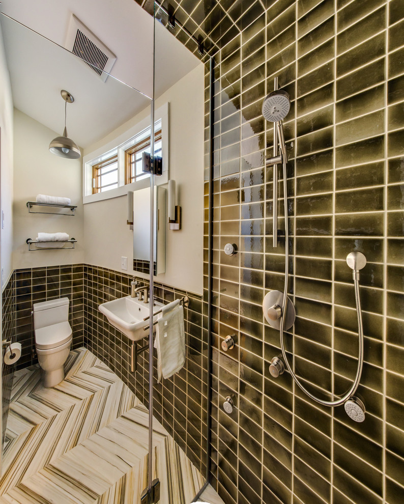 Kleines Modernes Duschbad mit Wandwaschbecken, offenen Schränken, bodengleicher Dusche, Toilette mit Aufsatzspülkasten, braunen Fliesen, Steinfliesen, weißer Wandfarbe und Marmorboden in New York