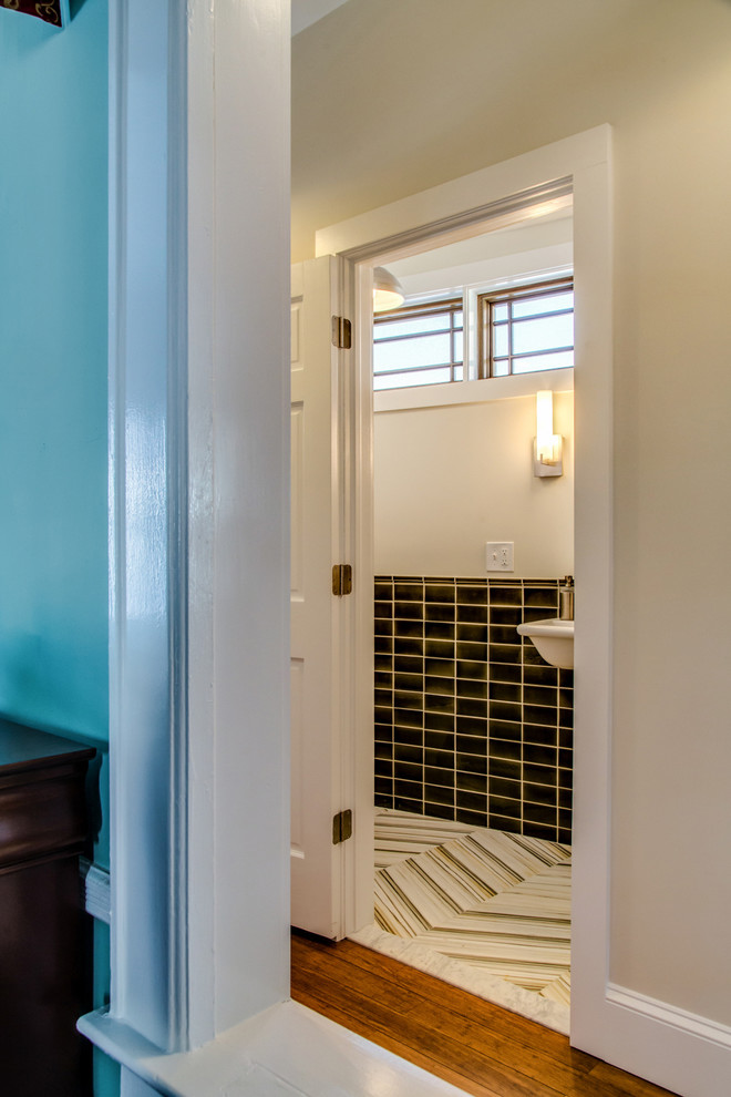 Свежая идея для дизайна: маленькая ванная комната в современном стиле с подвесной раковиной, открытыми фасадами, душем без бортиков, унитазом-моноблоком, коричневой плиткой, каменной плиткой, белыми стенами, мраморным полом и душевой кабиной для на участке и в саду - отличное фото интерьера