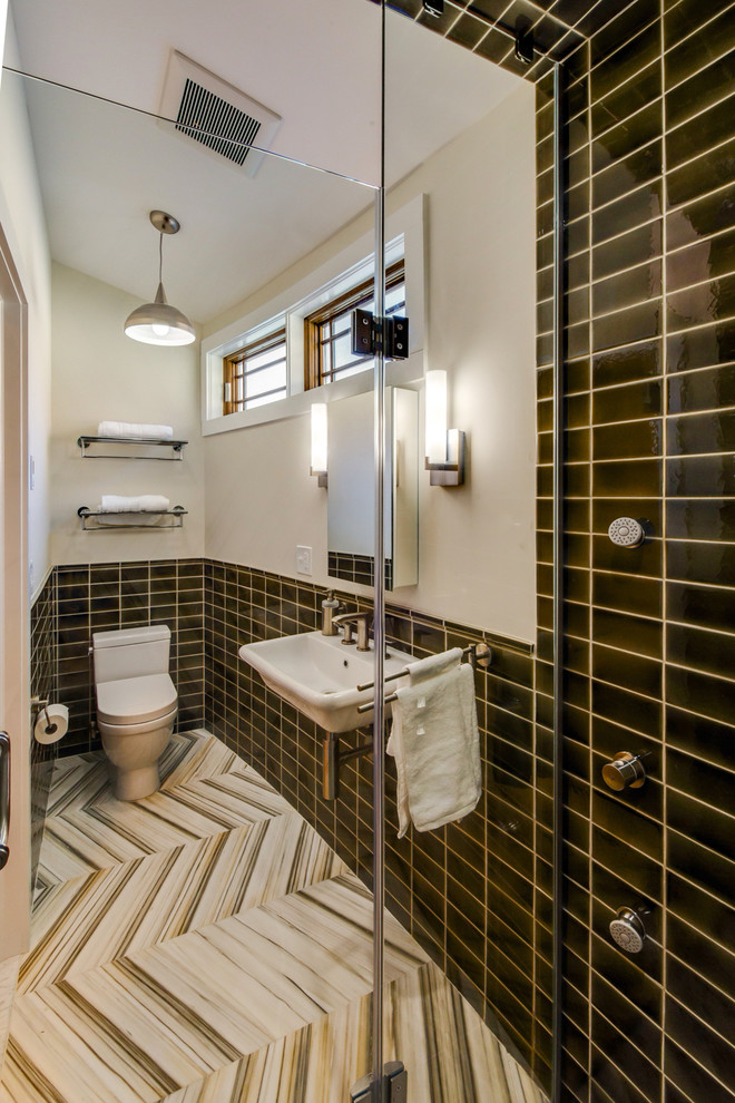 Idées déco pour une petite salle d'eau contemporaine avec un lavabo suspendu, un placard sans porte, une douche à l'italienne, WC à poser, un carrelage marron, un carrelage de pierre, un mur blanc et un sol en marbre.