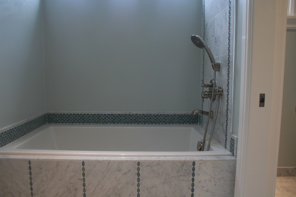 На фото: детская ванная комната среднего размера в классическом стиле с накладной ванной, душем над ванной, разноцветной плиткой, плиткой из листового стекла и синими стенами с