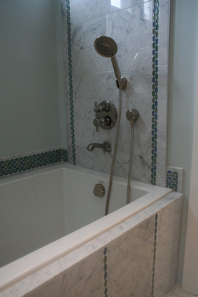 Idee per una stanza da bagno per bambini classica di medie dimensioni con vasca da incasso, vasca/doccia, piastrelle multicolore, lastra di vetro e pareti blu