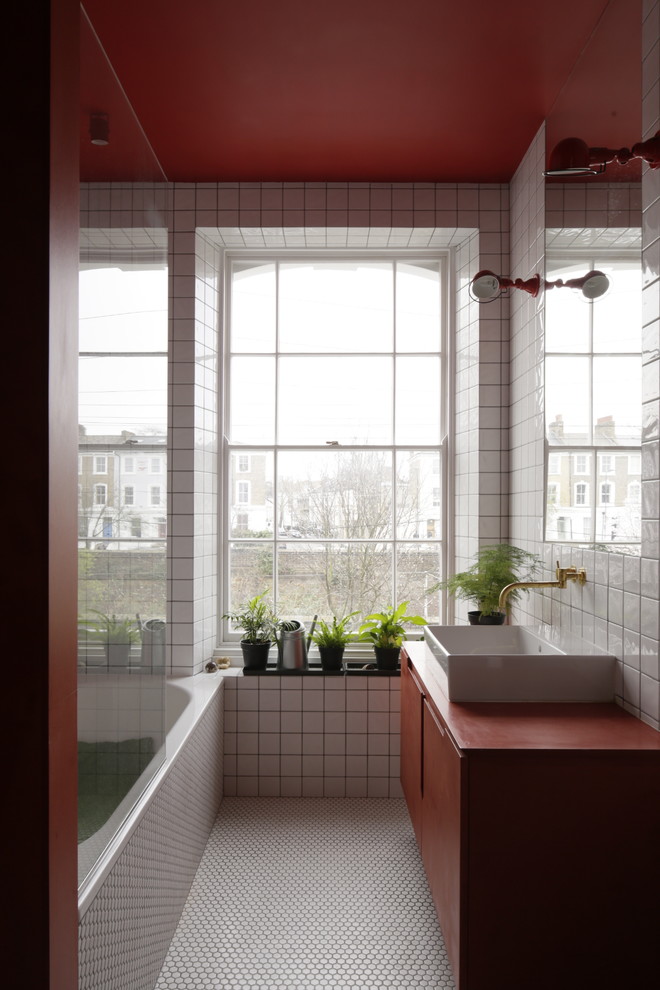 На фото: детская ванная комната среднего размера в современном стиле с фасадами островного типа, красными фасадами, накладной ванной, душем над ванной, унитазом-моноблоком, белой плиткой, керамической плиткой, красными стенами, полом из керамической плитки, столешницей из дерева, белым полом, открытым душем, красной столешницей и раковиной с пьедесталом