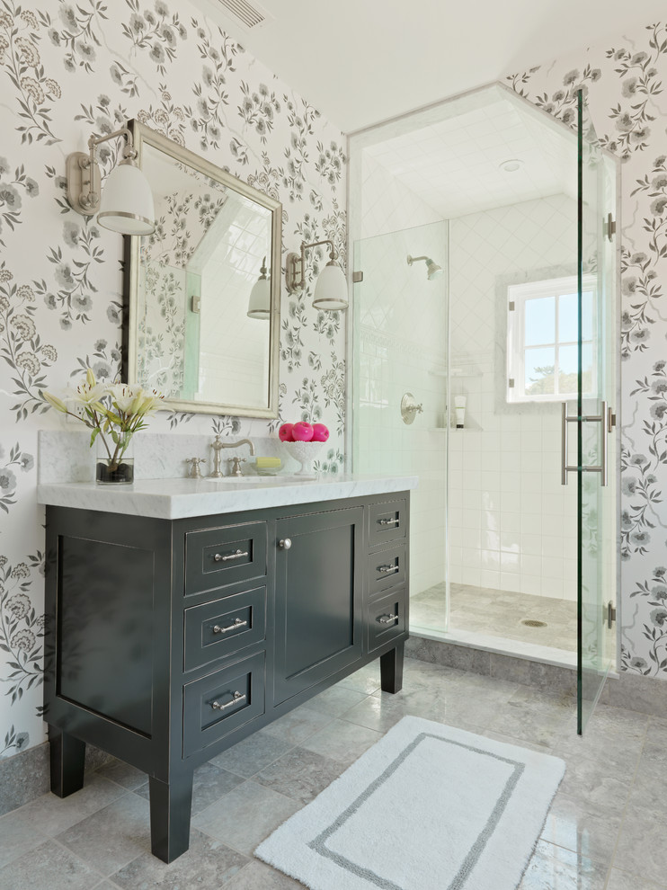 Modelo de cuarto de baño costero con puertas de armario negras, ducha empotrada, baldosas y/o azulejos blancos, paredes multicolor y armarios estilo shaker