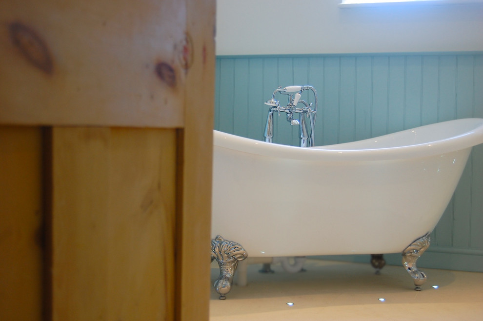 На фото: детская ванная комната среднего размера в классическом стиле с фасадами в стиле шейкер, бежевыми фасадами, отдельно стоящей ванной, угловым душем, раздельным унитазом, бежевой плиткой, плиткой из известняка, белыми стенами, полом из известняка, консольной раковиной, столешницей из дерева, открытым душем, бежевой столешницей, тумбой под одну раковину, напольной тумбой и стенами из вагонки